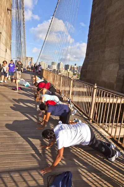 Doen push-up oefeningen op de brooklyn bridge — Stockfoto