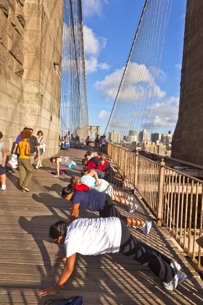 Brooklyn köprüsünde push-up egzersizleri yapıyor — Stok fotoğraf