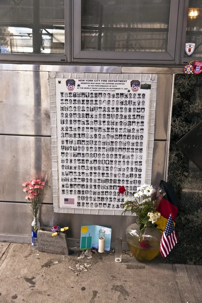 Плакат в Меморіал хоробрим пожежників, який помер у 911 — стокове фото