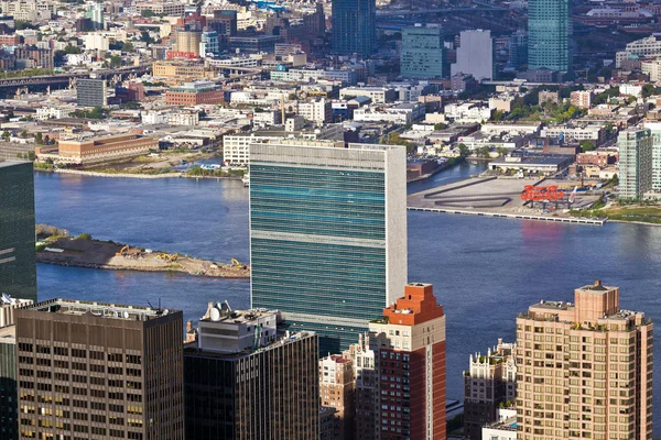 Facciata della sede delle Nazioni Unite nel pomeriggio sotto il sole splendente — Foto Stock