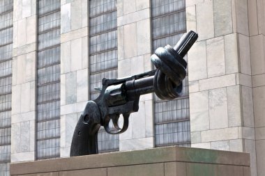 silah için uzanıyorum sembolü olarak BM karargahı dışında bir düğüm bağladılar