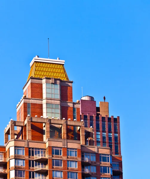 Fasade av bygninger om ettermiddagen med en statue av en jernmann. – stockfoto