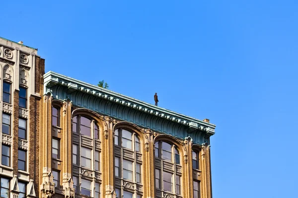 Fachada de Edifícios à tarde com estátua de homem de ferro o fro — Fotografia de Stock