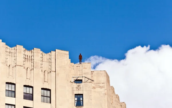 Fachada de Edificios por la tarde con estatua de hombre de hierro o fro —  Fotos de Stock
