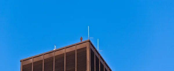철 오후에 건물의 외관 남자 동상 오 서 — 스톡 사진