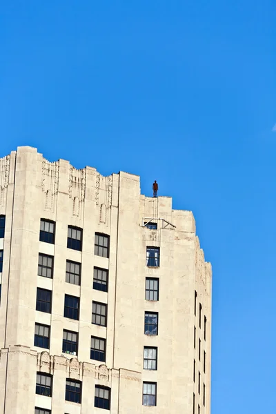 Gevel van gebouwen in de namiddag met iron man standbeeld o fro — Stockfoto