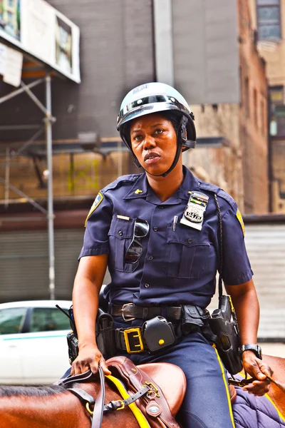 Policeofficer їзда його конем центрі Нью-Йорка — стокове фото