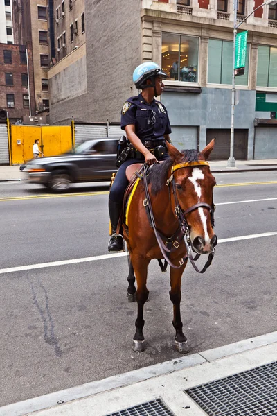 Il poliziotto sta cavalcando il suo cavallo nel centro di New York — Foto Stock