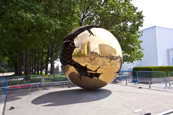 国連役職員が一丸外の庭での芸術作品として鉄のグローブ — ストック写真
