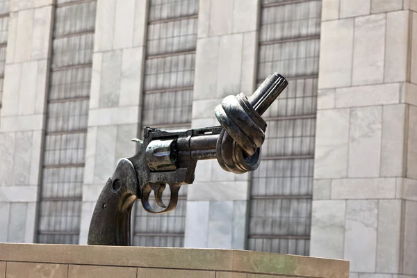 Pistolet związany węzeł poza siedzibą ONZ jako symbol pichin — Zdjęcie stockowe