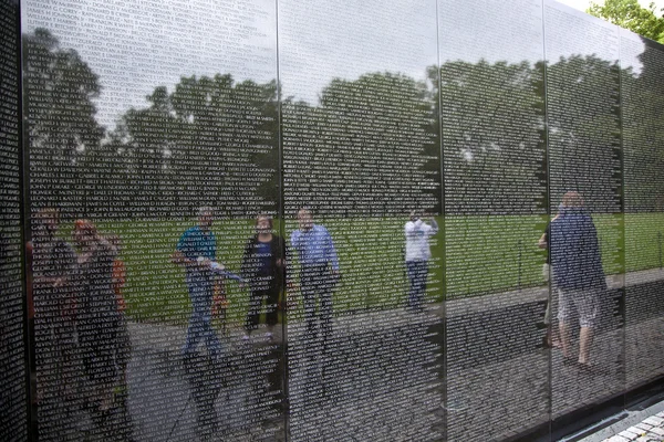 Namen van slachtoffers van de oorlog in vietnam op de oorlog in vietnam veterans memorial — Stockfoto
