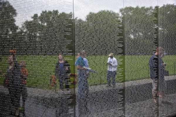 Namen van slachtoffers van de oorlog in vietnam op de oorlog in vietnam veterans memorial — Stockfoto