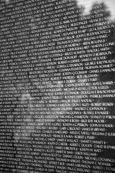 越南战争老兵纪念碑的越南战争伤亡的名称 — 图库照片