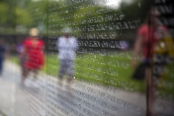 Nomi delle vittime della guerra del Vietnam sul Vietnam War Veterans Memorial — Foto Stock