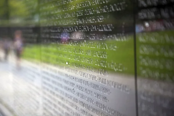 越南战争老兵纪念碑的越南战争伤亡的名称 — 图库照片