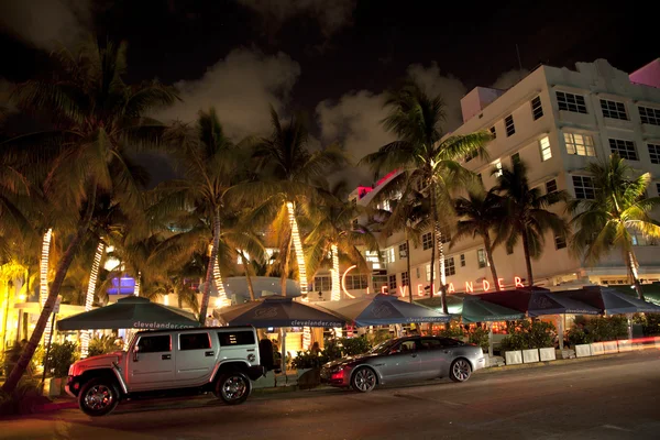 Ночной вид на Ocean drive в Miami Beach в арт-деко-стиле — стоковое фото