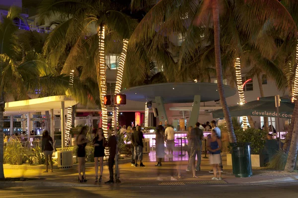Vista nocturna en Ocean drive on en Miami Beach en el art deco dist — Foto de Stock