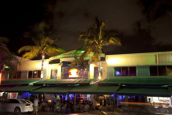 Night view at Ocean drive on in Miami Beach in the art deco dist — Stock Photo, Image