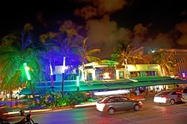 Nocny widok na ocean drive na w miami beach w stylu art deco dist — Zdjęcie stockowe