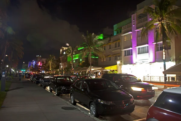 Nézd meg este Ocean drive a Miami Beach art deco dist — Stock Fotó