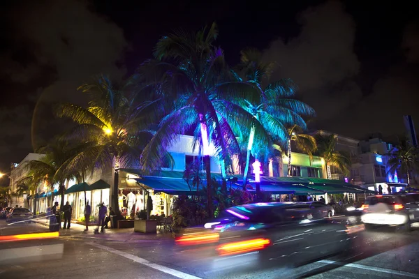 Night view at Ocean drive on in Miami Beach in the art deco dist — Stock Photo, Image