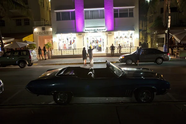 Vista noturna no Ocean Drive on em Miami Beach no art deco dist — Fotografia de Stock