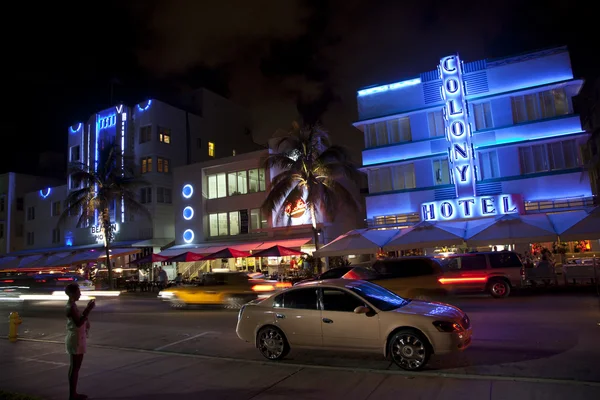 Vista nocturna en Ocean drive on en Miami Beach en el art deco dist — Foto de Stock