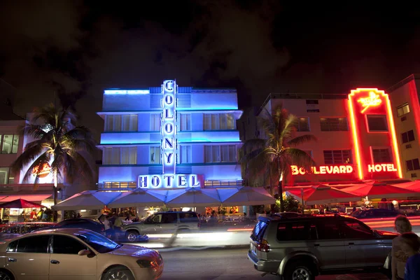 Vue de nuit à Ocean Drive à Miami Beach dans le dist art déco — Photo