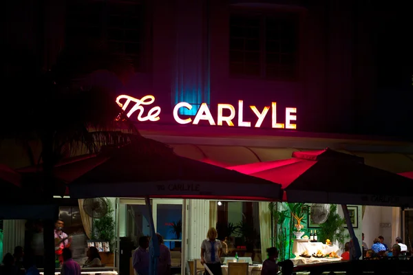 Ночной вид на Ocean drive в Miami Beach в арт-деко-стиле — стоковое фото