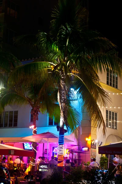 Vista noturna no Ocean Drive on em Miami Beach no art deco dist — Fotografia de Stock