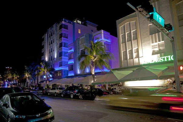 Vista nocturna en Ocean drive on en Miami Beach en el art deco dist —  Fotos de Stock