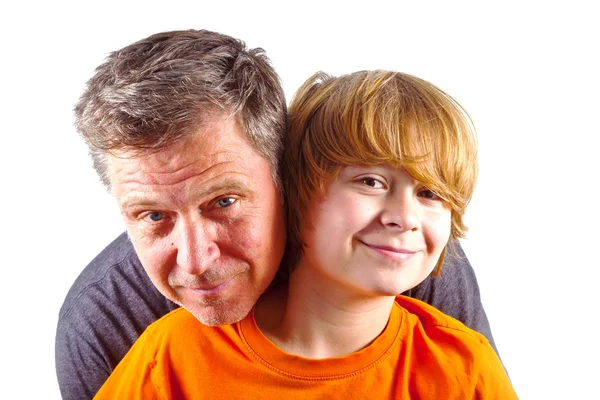 Pai e filho feliz abraçando — Fotografia de Stock