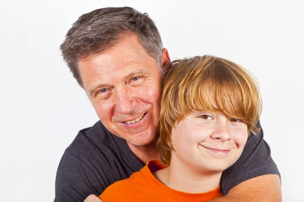 Отец и счастливый сын обнимаются — стоковое фото