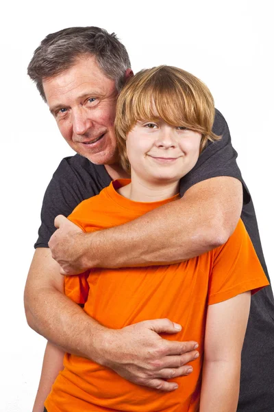 Отец и счастливый сын обнимаются — стоковое фото