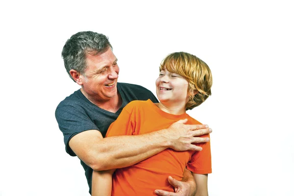 Ojciec i szczęśliwy syn przytulają się — Zdjęcie stockowe
