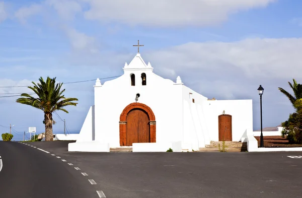 スペインのカナリア諸島のランサローテ島かなり白塗りチャペル overloo — ストック写真