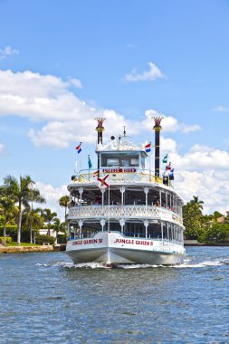 ile orman Kraliçe riverboat seyir