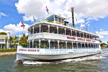 ile orman Kraliçe riverboat seyir