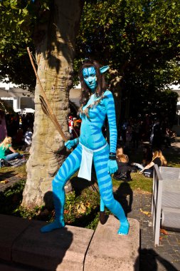 frankfurt Fuarı kitap avatar rakam olarak yapılmış renkli kız