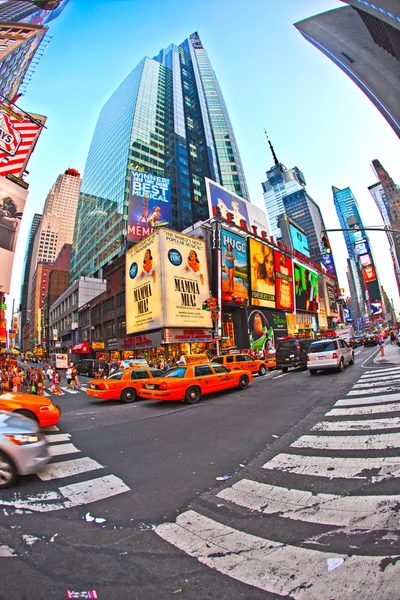 Таймс-сквер, с театрами на Бродвее и огромным количеством светодиодных вывесок , — стоковое фото