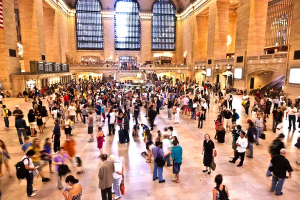 View of commuters and tourists flood the grand central station — Stock Photo, Image