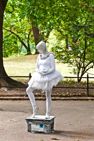 Kobieta ubrana jak baletnica w pantomines biały pokazuje co — Zdjęcie stockowe