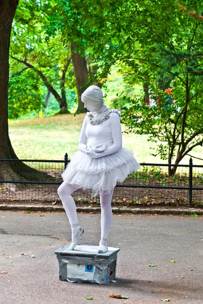 Γυναίκα ντυμένος ως χορευτής μπαλέτου σε λευκό δείχνει pantomines σε co — Φωτογραφία Αρχείου