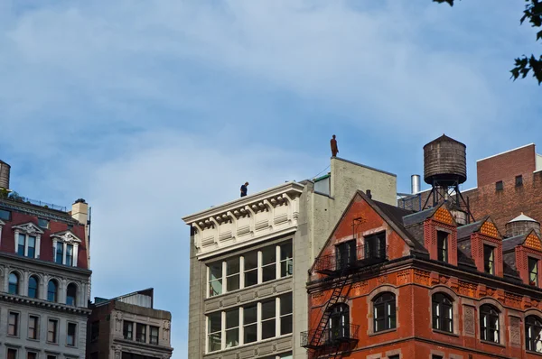 Lebensgroße Statuen auf Dächern rund um den flatiron distrikt — Stockfoto