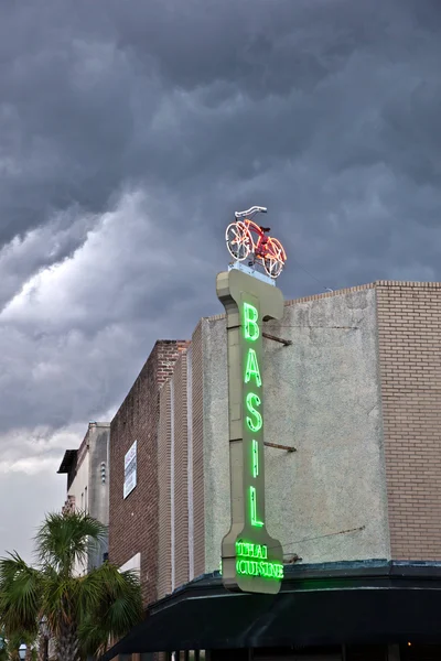 Nuvole scure e forti piogge con luce al neon nel pomeriggio — Foto Stock