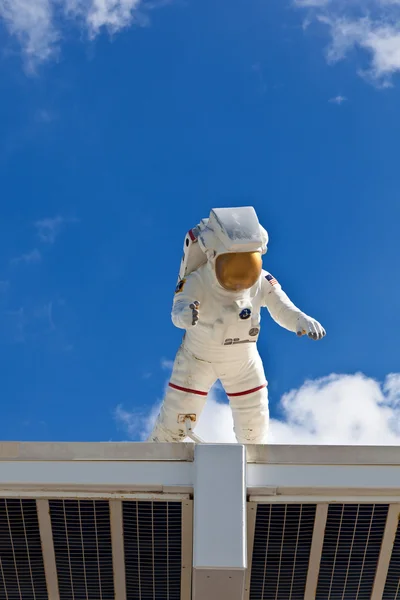 Astronaut in zijn ruimtepak is de ingang van de kenn kijken — Stockfoto