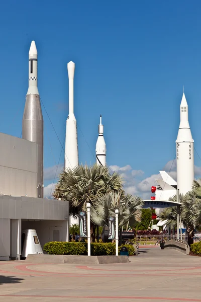 火箭在肯尼迪航天中心花园 — 图库照片