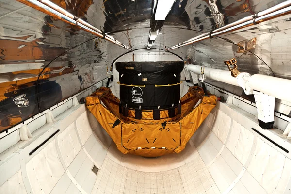 Inside the space shuttle Explorer with a satellite as load in th — Stock Photo, Image