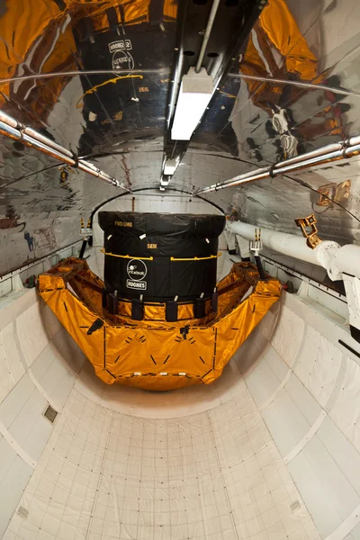Binnen de Spaceshuttle explorer met een satelliet als laden in th — Stockfoto