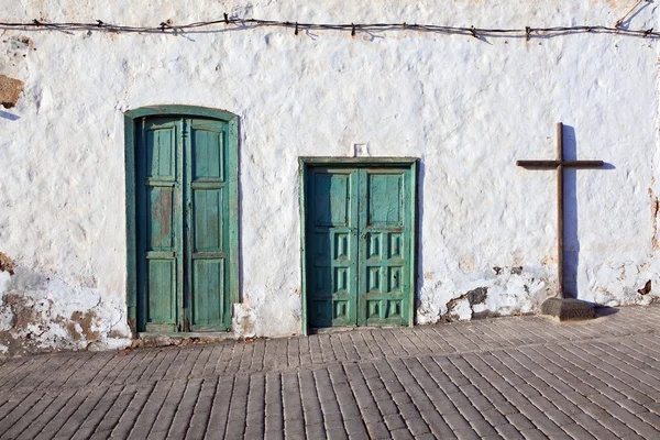 Stary mur chalked dom z okna i drzwi — Zdjęcie stockowe